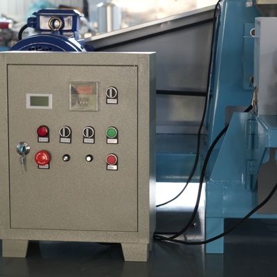 Macchina di galleggiamento 55kw 700kg/H della pallina dell'alimentazione del pesce della piccola scala con due maniche