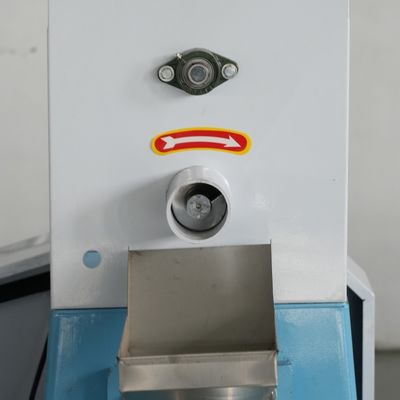 1.5*1.1*0.8m Mini Floating Fish Feed Machine che appallottola 60 a 700kg/H