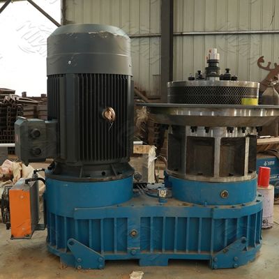 Il legno di alta efficienza 15kw appallottola il creatore della pallina della segatura dell'alimentazione della mucca della macchina
