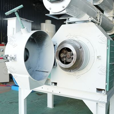 Piccola alimentazione di pollo automatizzata che rende a macchina la macchina 350-450kg/H della pallina dell'alimentazione animale